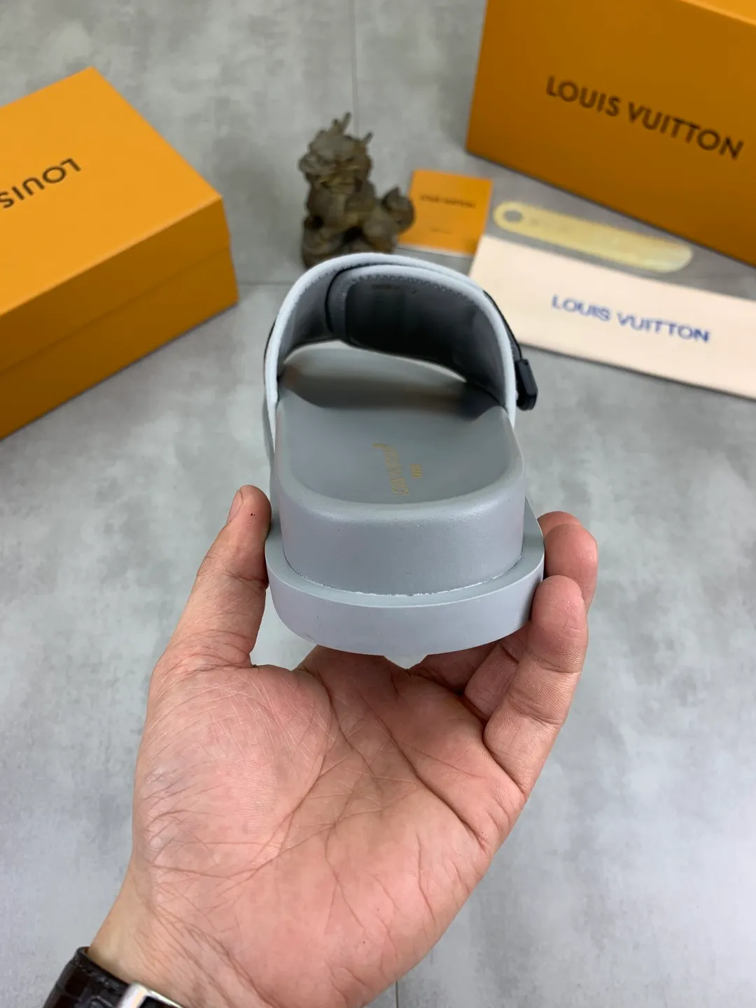 Men's shoes 💰P320💰【New style】🆘 Original quality 【LOUIS VUITTON】The popular Louis Vuitton LV men's slippers on the official website are on sale simultaneously! Original fabric imported from Italy, original factory special supply, code number: 38-44 (45 customized), many colors available